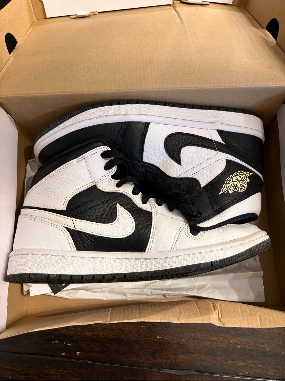 AIR JORDAN Women’s 1 MID SE, split black and White US size 8.5